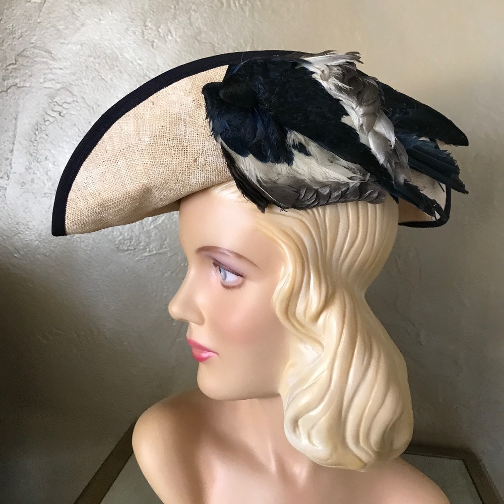 VERY RARE 1900s' CREAM STRAW HAT WITH TWO BLUE/GRAY/WHITE FEATHER BIRDS - Picture 2 of 15